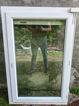 Jednokrilni prozor sa spoljnom roletnom