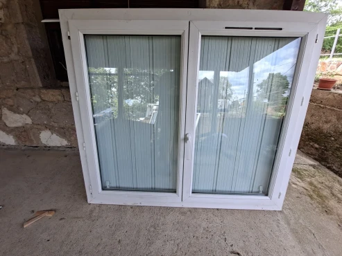 Dvokrilni prozor 170 x 150 harmonika roletna